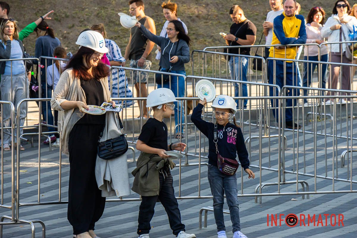 Тут, на схилах сивого Дніпра,