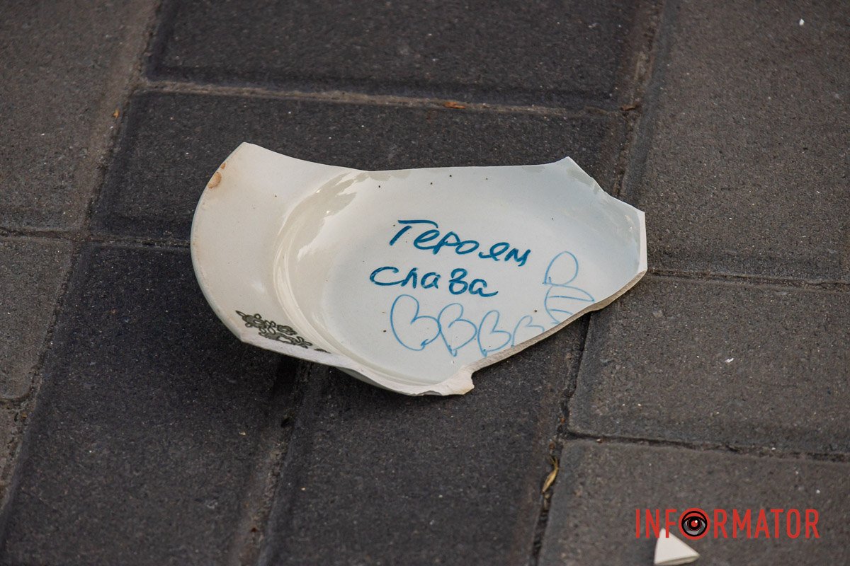 Тривожно слухали степи,