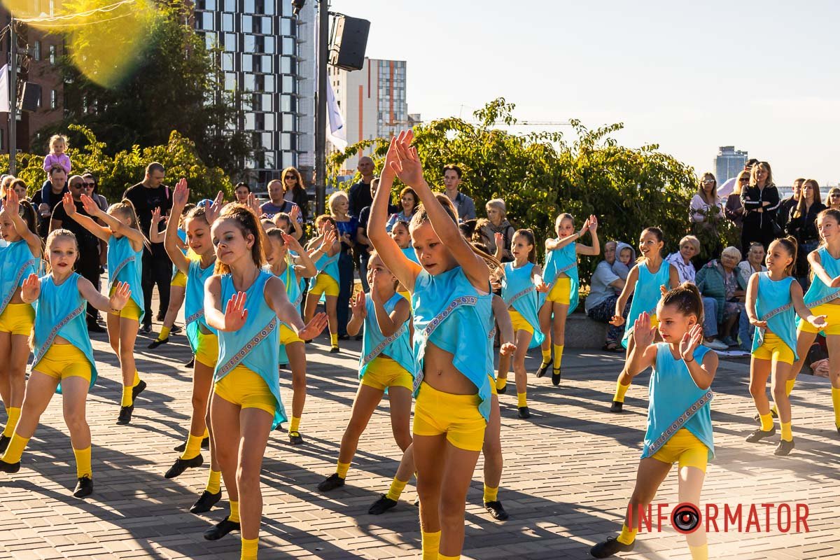 Серед степу білий пароплав,