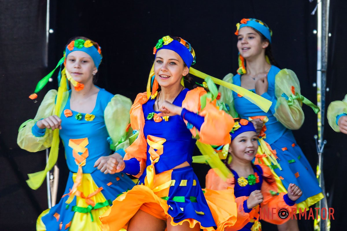 В розлогім глобівськім саду.