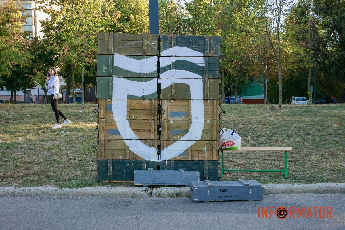 Символ Дніпра з ящиків з-під боєприпасів