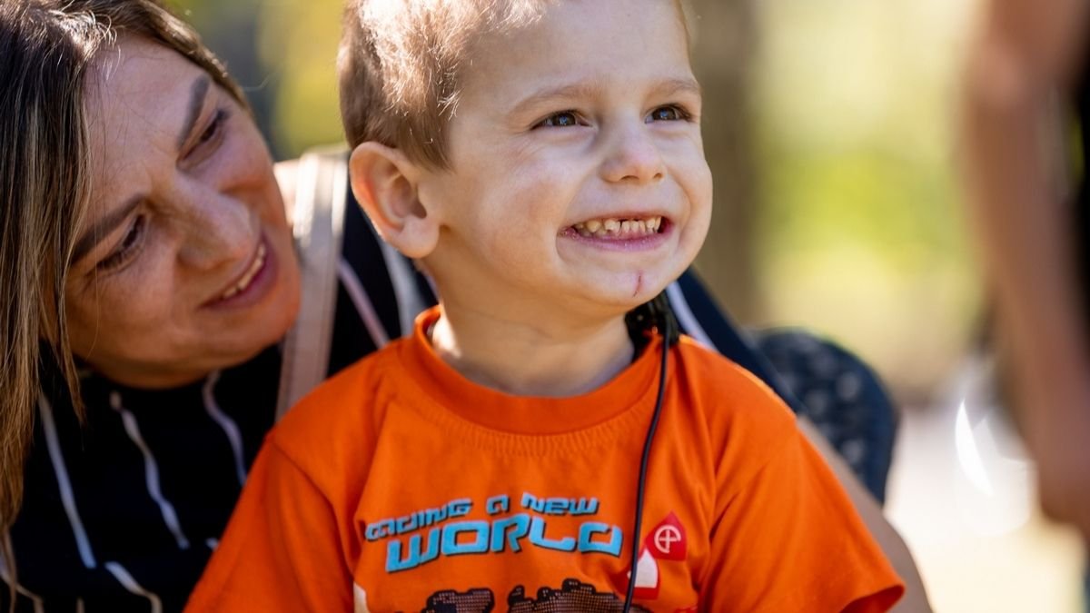Парням и девушкам подключили внешний аппарат Парням и девушкам подключили внешний аппарат