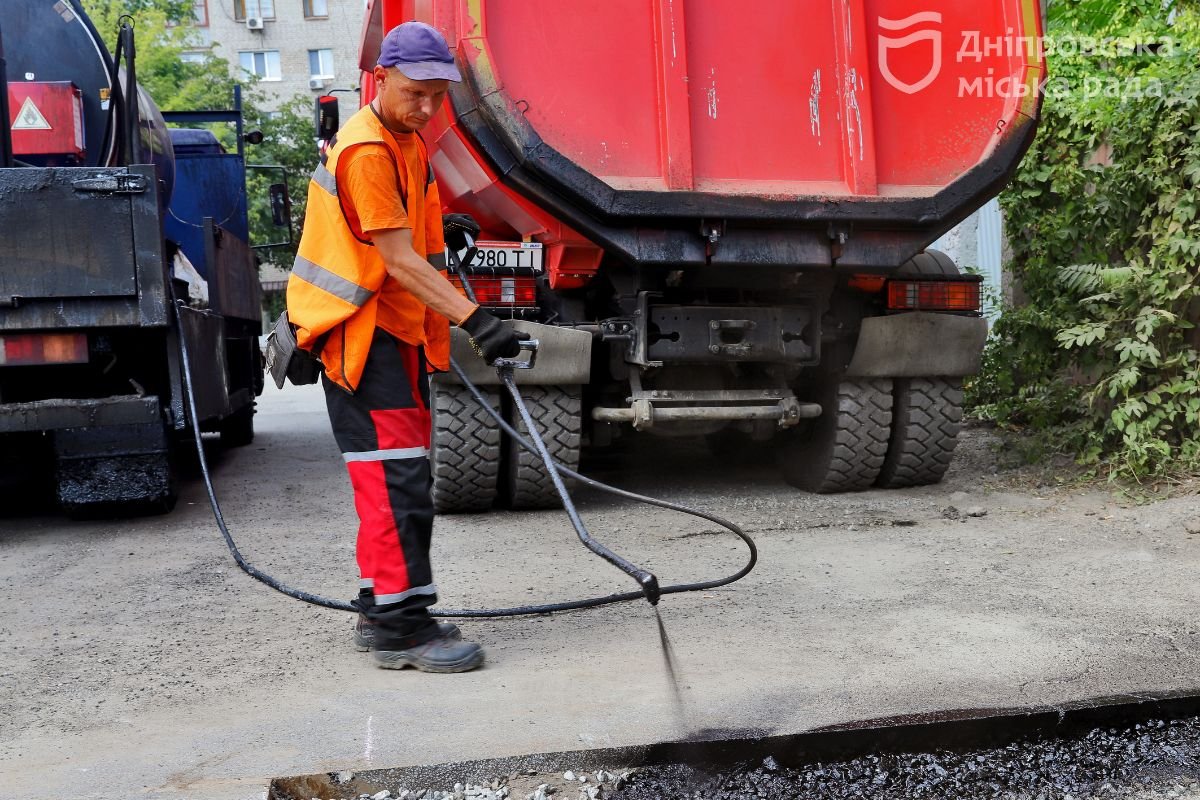 Крім нового асфальту уздовж всієї вулиці, тут зробили і декілька прилеглих дворів Крім нового асфальту уздовж всієї вулиці, тут зробили і декілька прилеглих дворів