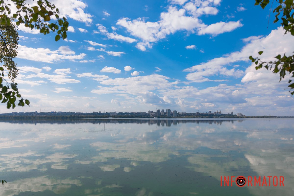 А сіно складено в стіжки.