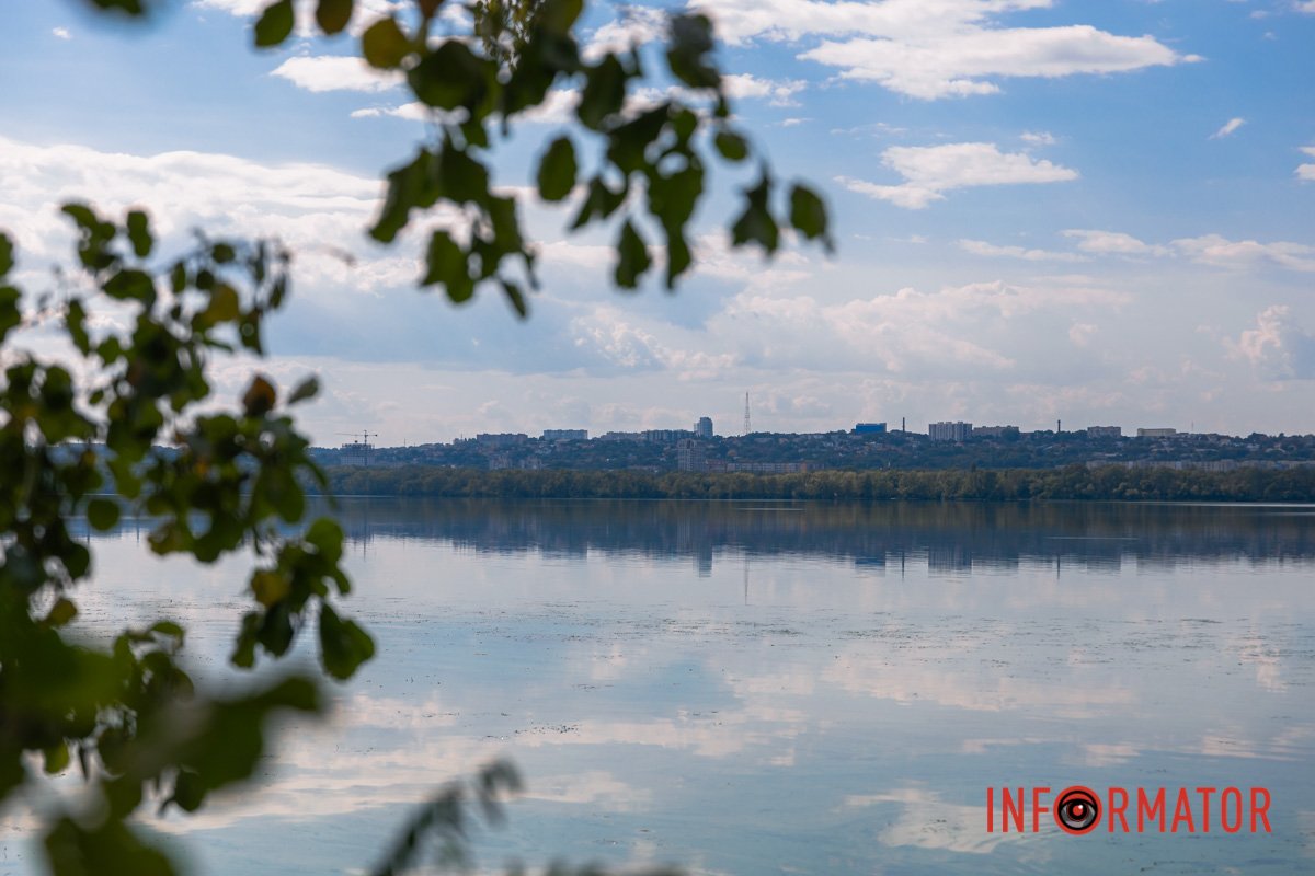 В імлі ранковій сяють роси,