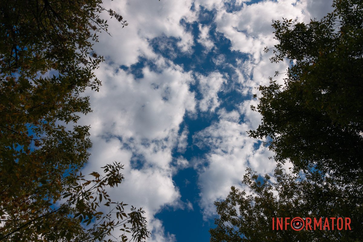 В жоржинах вулиці й хати.