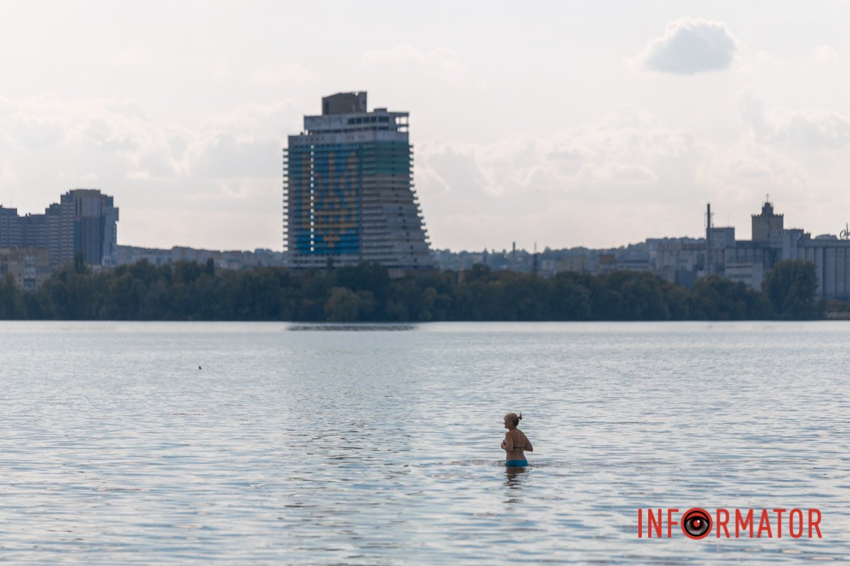 Червоним, жовтим, срібним, золотим.