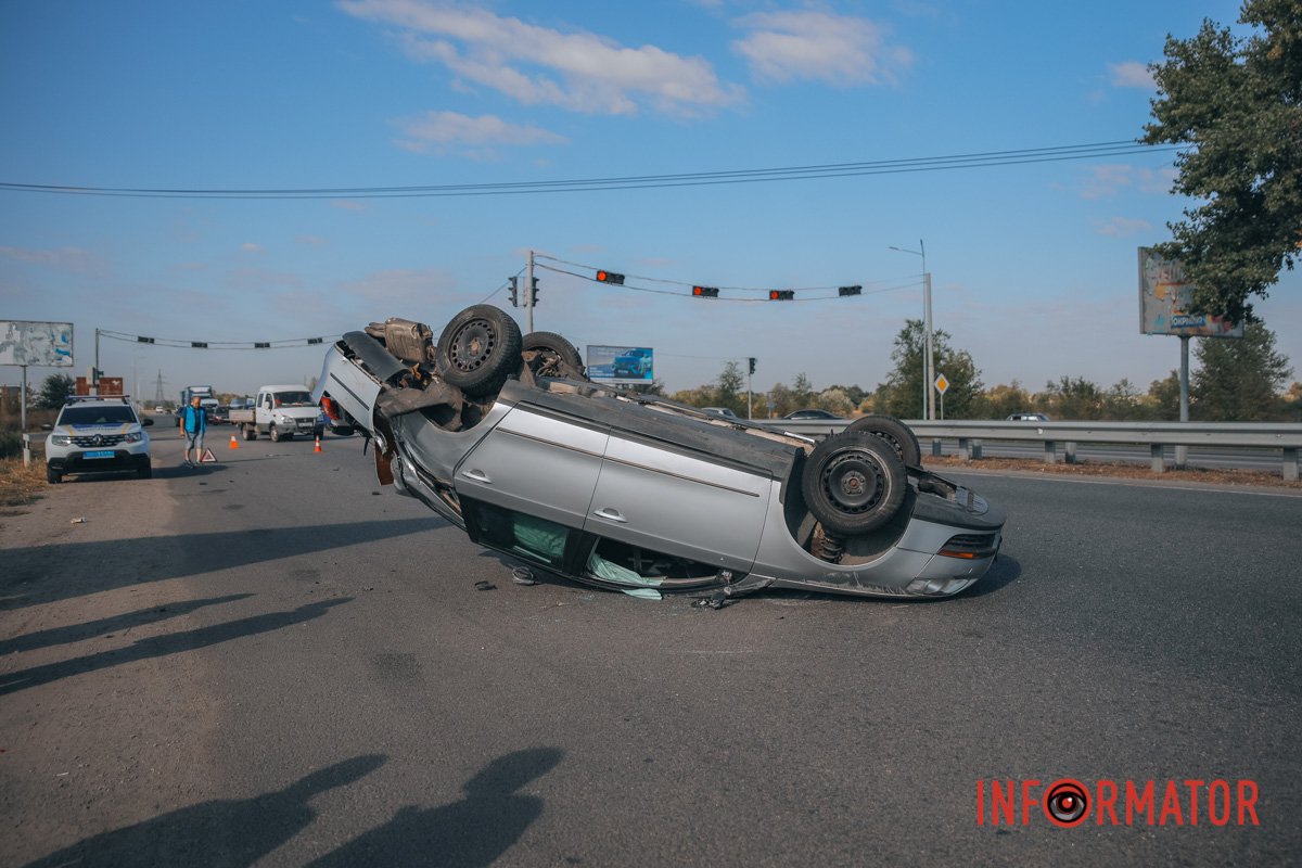 В Днепре на Донецком шоссе возле METRO Volkswagen столкнулся с рейсовым автобусом и перевернулся на крышу 13