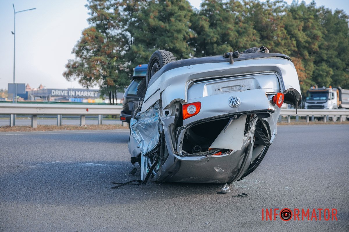 В Днепре на Донецком шоссе возле METRO Volkswagen столкнулся с рейсовым автобусом и опрокинулся на крышу 10