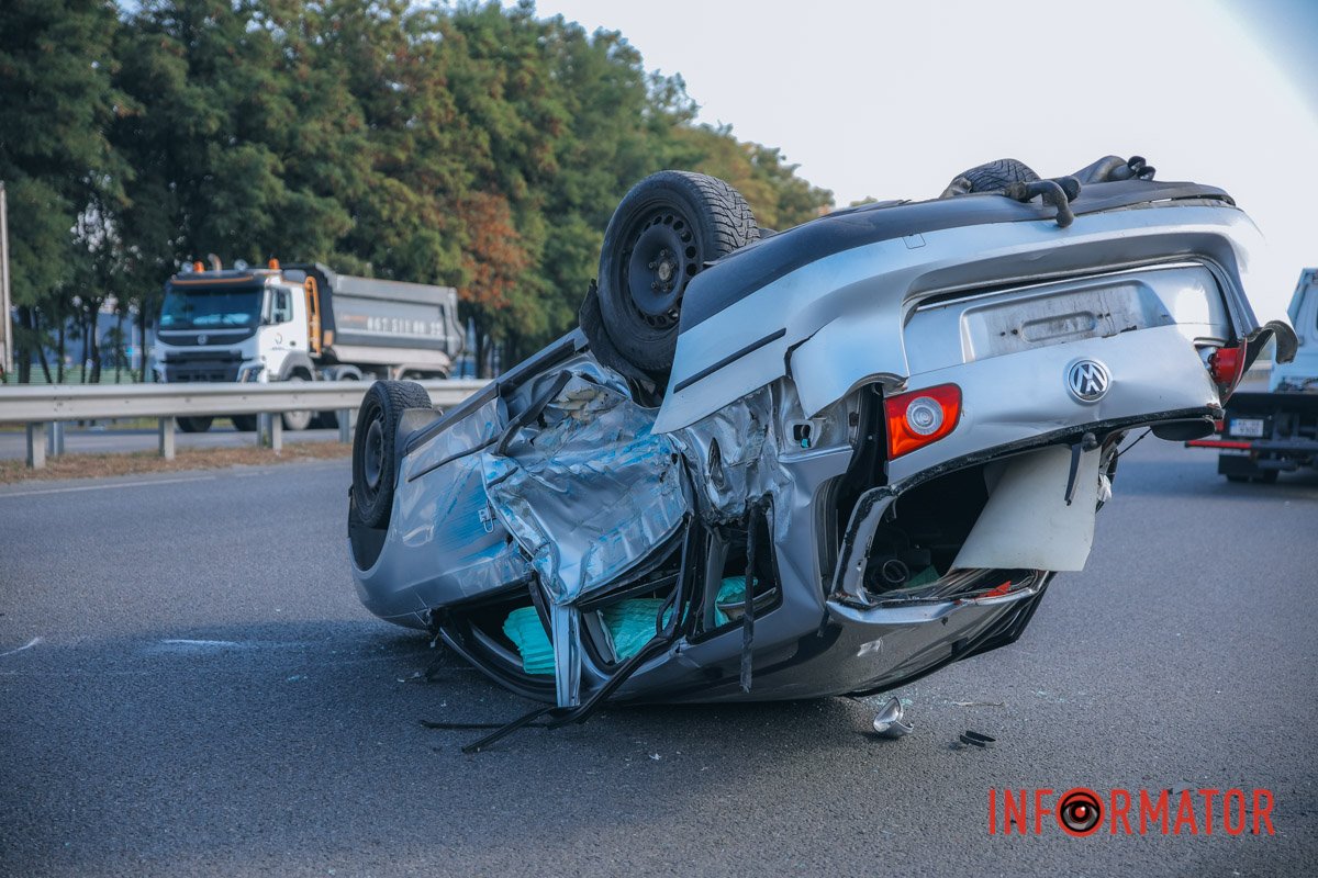 В Днепре на Донецком шоссе возле METRO Volkswagen столкнулся с рейсовым автобусом и опрокинулся на крышу 12