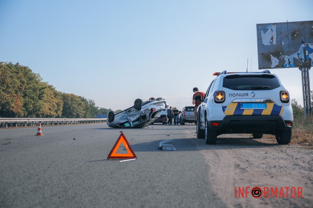 В Днепре на Донецком шоссе возле METRO Volkswagen столкнулся с рейсовым автобусом и опрокинулся на крышу 9
