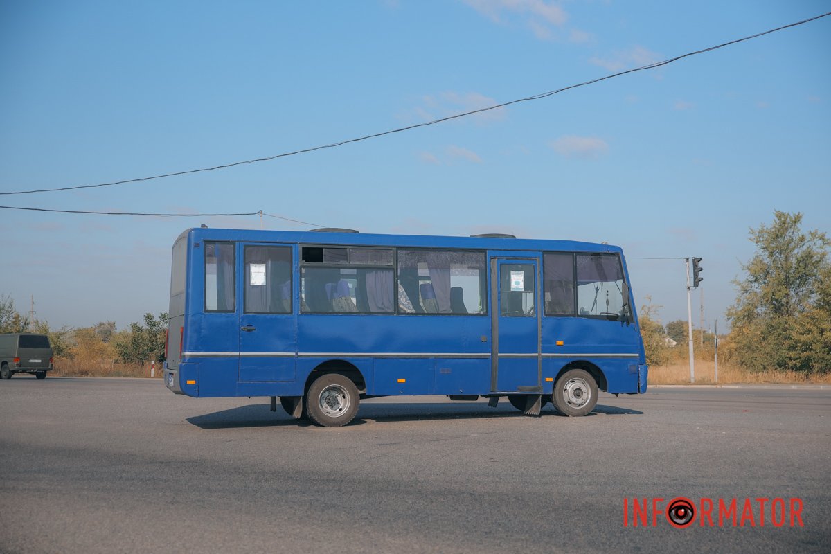 В Днепре на Донецком шоссе возле METRO Volkswagen столкнулся с рейсовым автобусом и опрокинулся на крышу 7