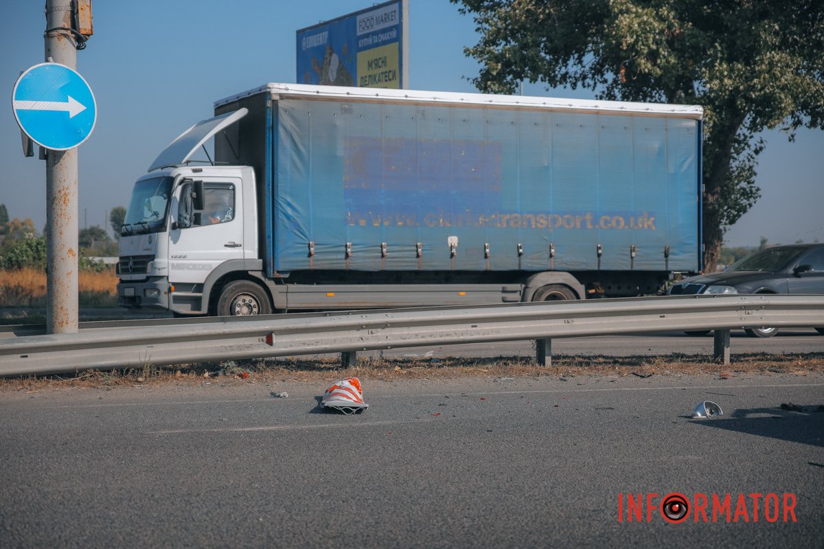 В Днепре на Донецком шоссе возле METRO Volkswagen столкнулся с рейсовым автобусом и опрокинулся на крышу 6