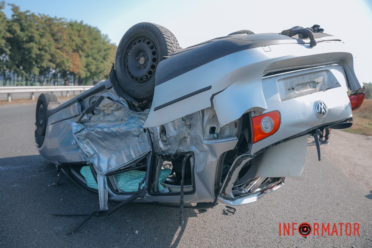В Днепре на Донецком шоссе возле METRO Volkswagen столкнулся с рейсовым автобусом и опрокинулся на крышу 5