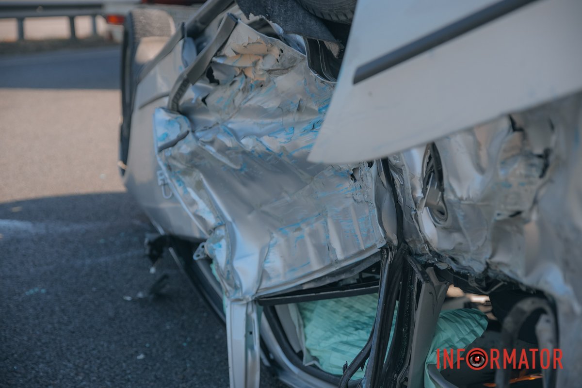 В Днепре на Донецком шоссе возле METRO Volkswagen столкнулся с рейсовым автобусом и опрокинулся на крышу 4