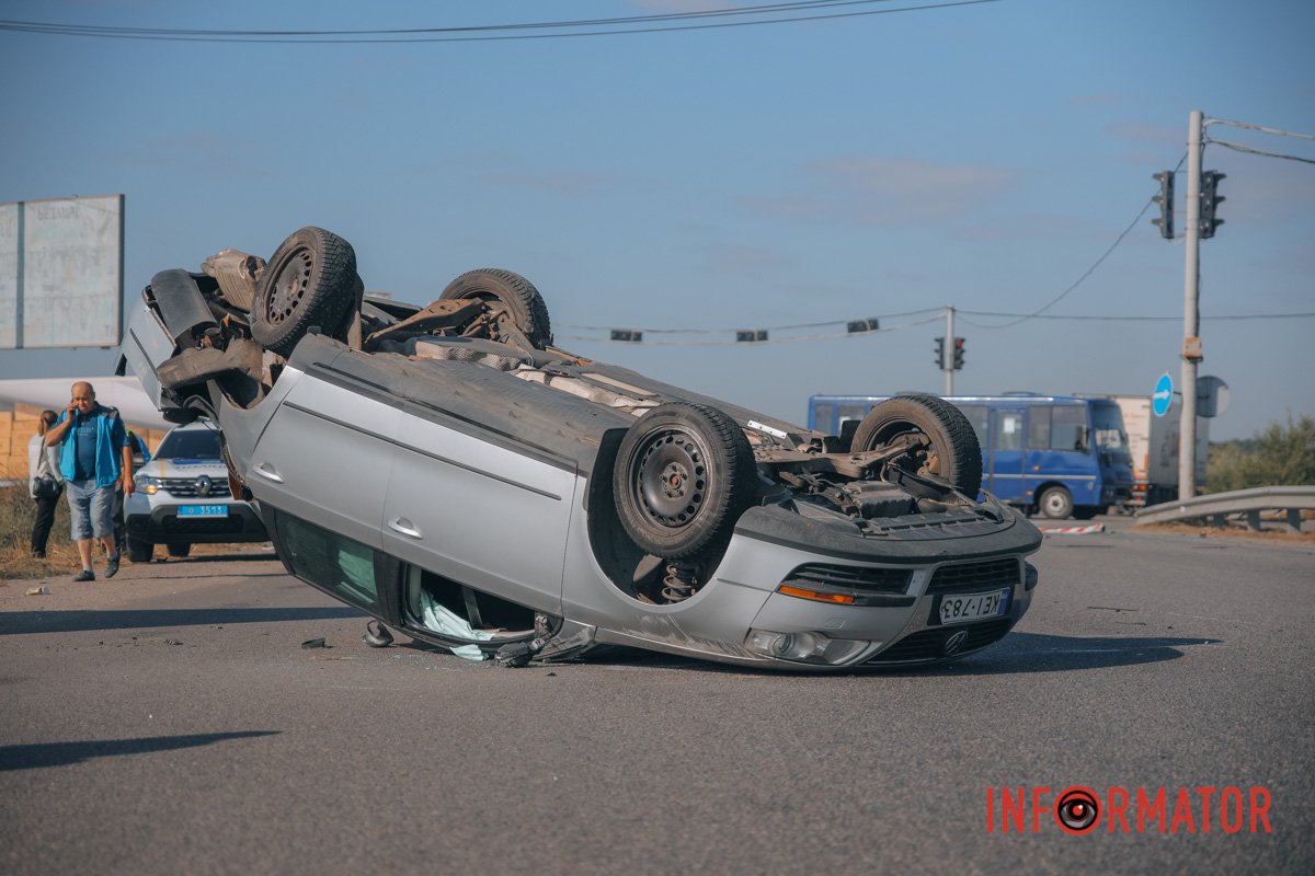 В Днепре на Донецком шоссе возле METRO Volkswagen столкнулся с рейсовым автобусом и опрокинулся на крышу 1