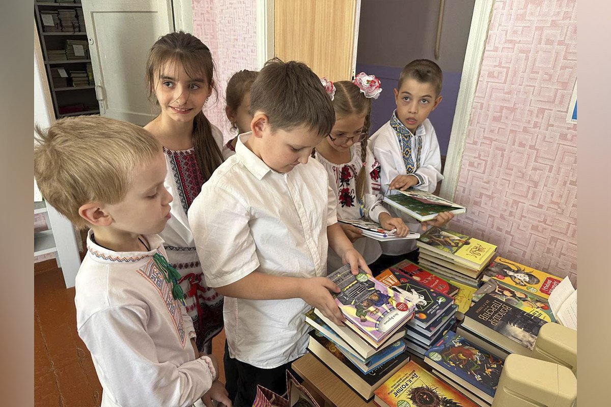 Восемь библиотек Днепра передадут еще почти 250 книг