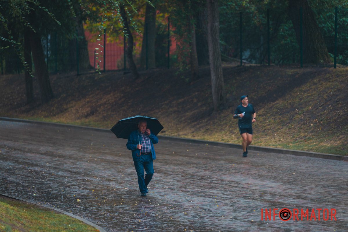 Люди з парасольками