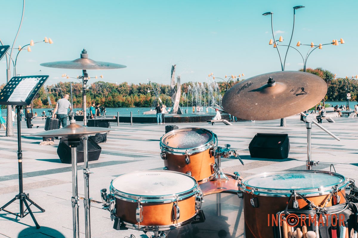 Бере неспішно у гарячу жменьку Бере неспішно у гарячу жменьку