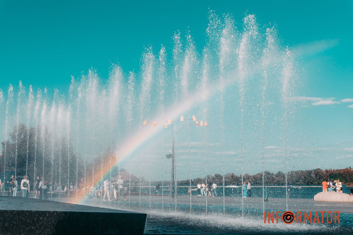 І радість з диво-квітами несе. І радість з диво-квітами несе.