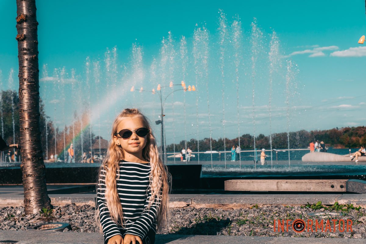 А поки що теплом усіх вітає, А поки що теплом усіх вітає,