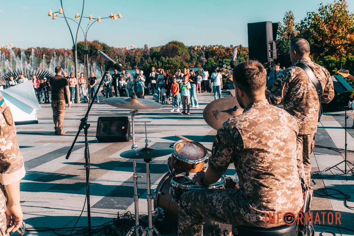 Вдихає аромати над баштаном: Вдихає аромати над баштаном: