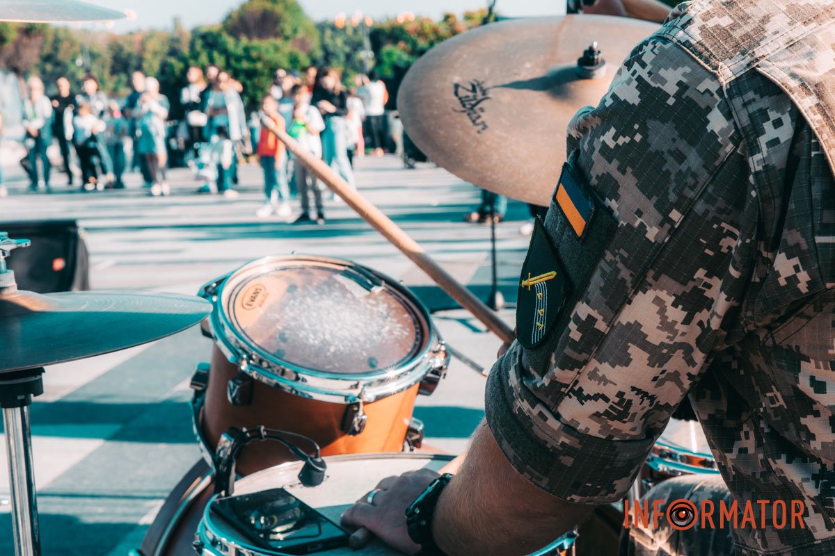 і двійко слив, лілову та жовтеньку. і двійко слив, лілову та жовтеньку.