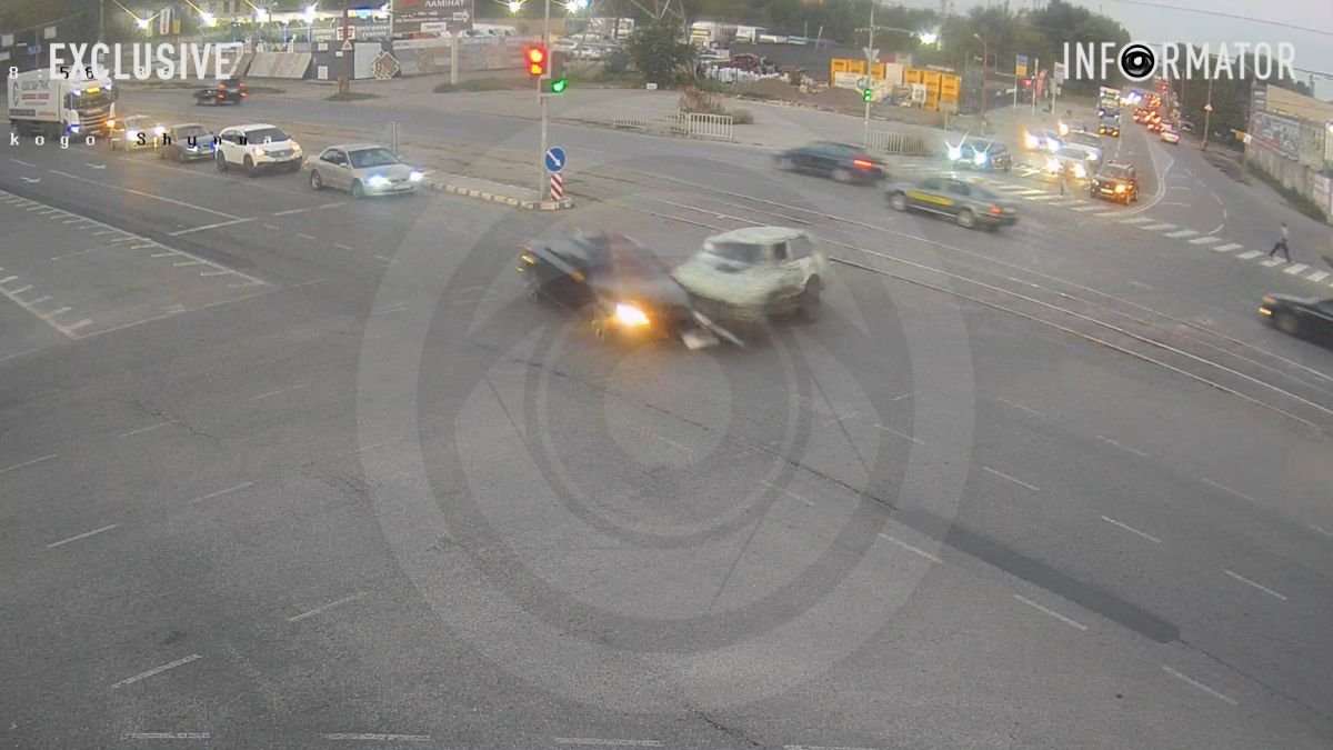 У Дніпрі на Богдана Хмельницького зіштовхнулись ВАЗ та Audi: відео моменту
