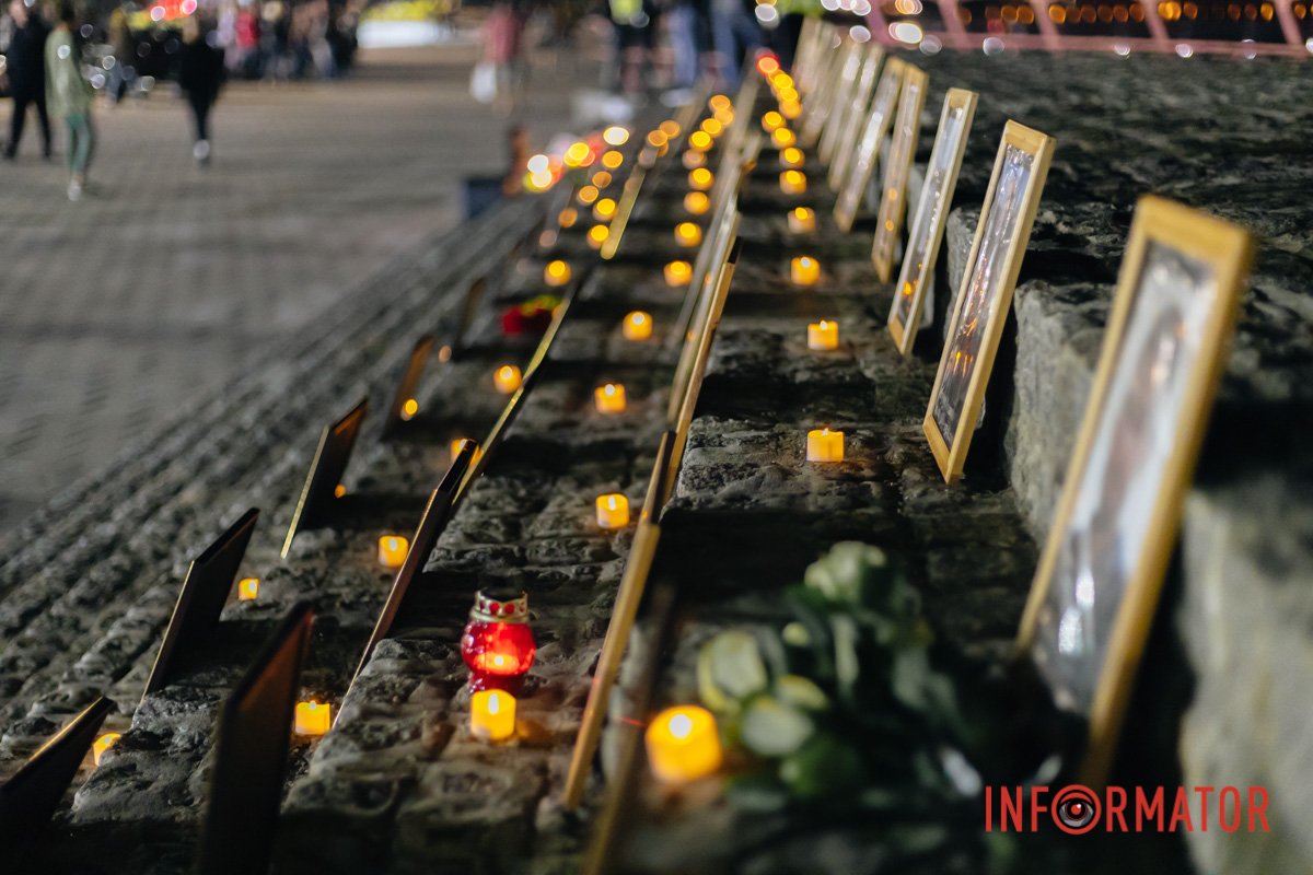 Фотографии, свечи, лампадки, цветы...