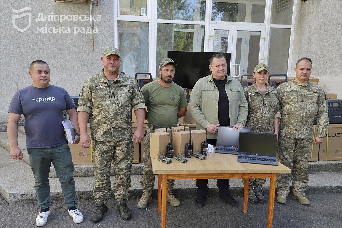 Свыше трех десятков комплектов раций, шестьдесят зарядных станций разной мощности Свыше трех десятков комплектов раций, шестьдесят зарядных станций разной мощности