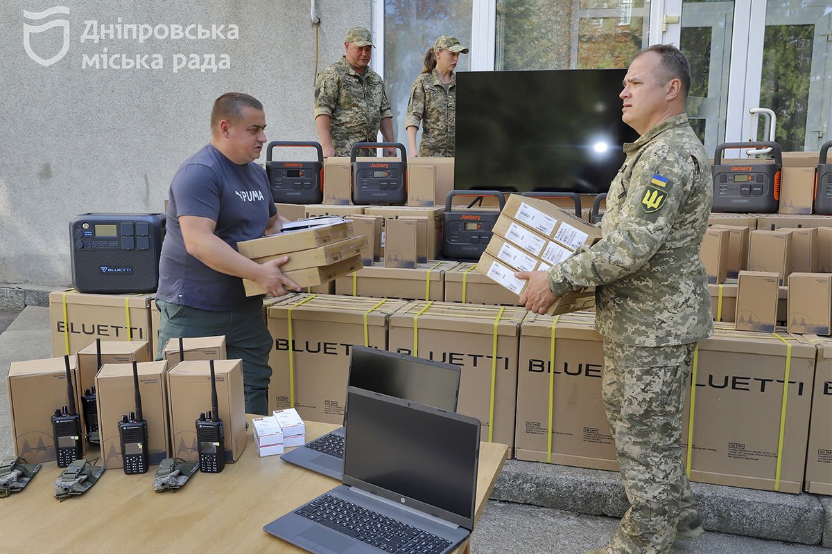 Филатов также анонсировал очередную отправку на передовую более десятка автомобилей Филатов также анонсировал очередную отправку на передовую свыше десятка автомобилей
