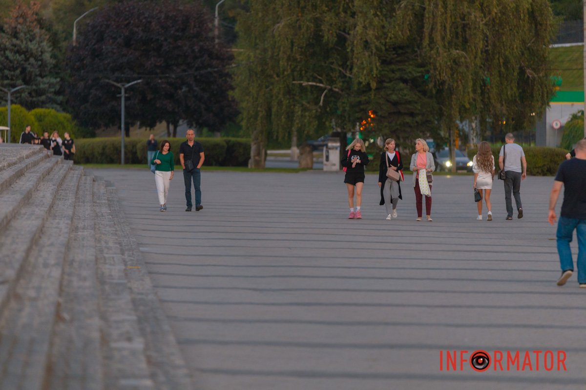  Яку ви бачите крізь край  віконця,