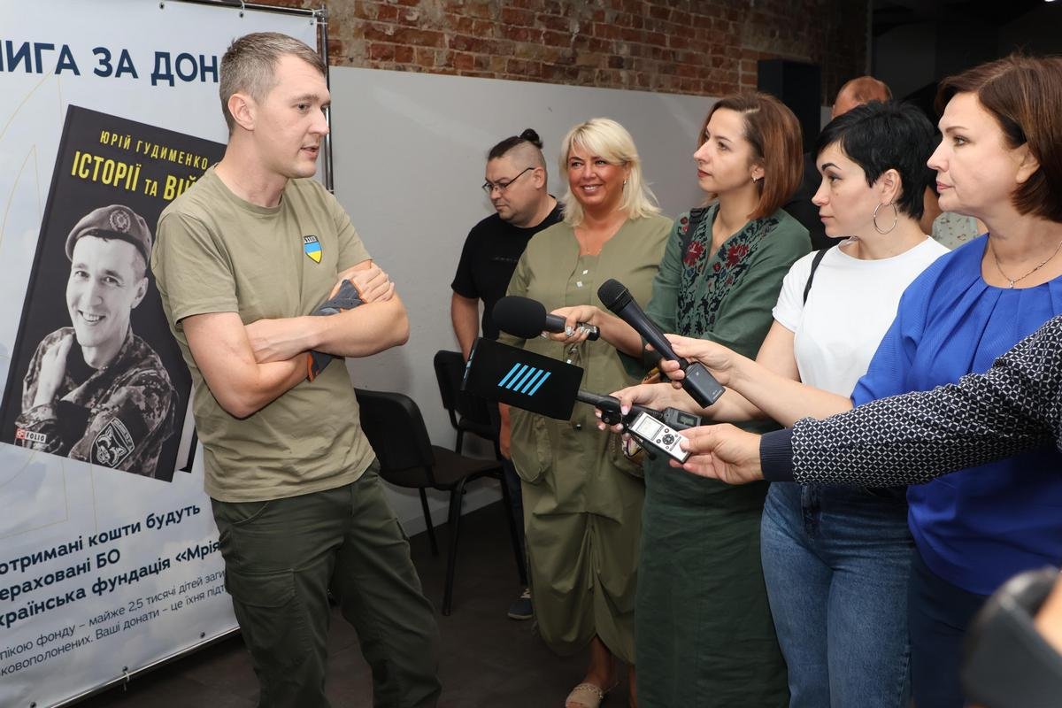 Юрій Гудименко презентував у Дніпрі свою книгу «Історії та війни» Юрій Гудименко презентував у Дніпрі свою книгу «Історії та війни»