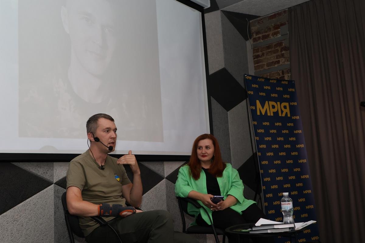 Послухати відомого блогера і громадського діяча завітало чимало волонтерів, активістів Послухати відомого блогера і громадського діяча завітало чимало волонтерів, активістів