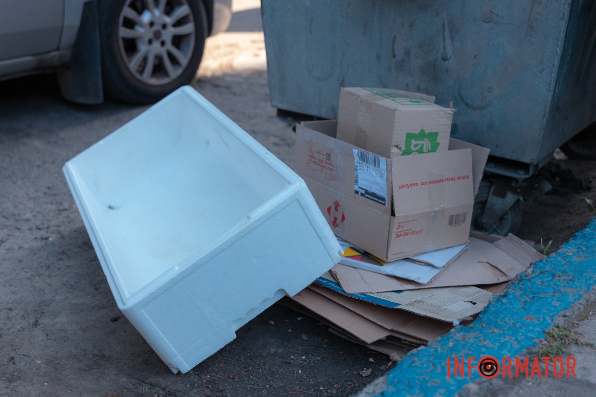 Контейнер переповнений, купа сміття починає з'являтися поруч