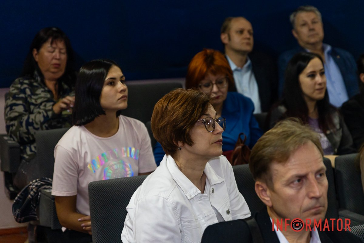 Уважно дивляться на екран Уважно дивляться на екран