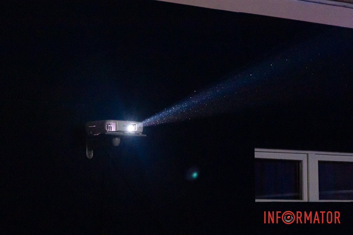 Промінь світла у суцільній темряві Промінь світла у суцільній темряві