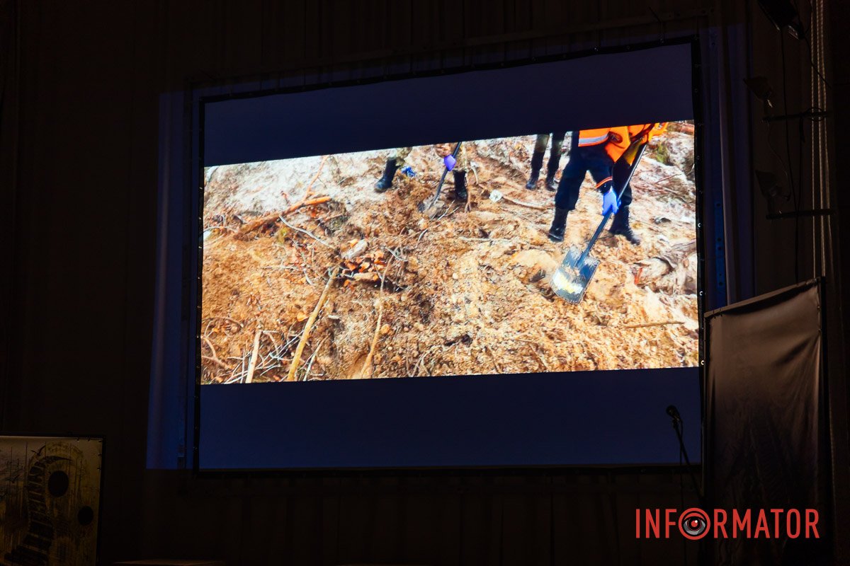 Собаки відчувають тіла, які перебувають під землею Собаки відчувають тіла, які перебувають під землею