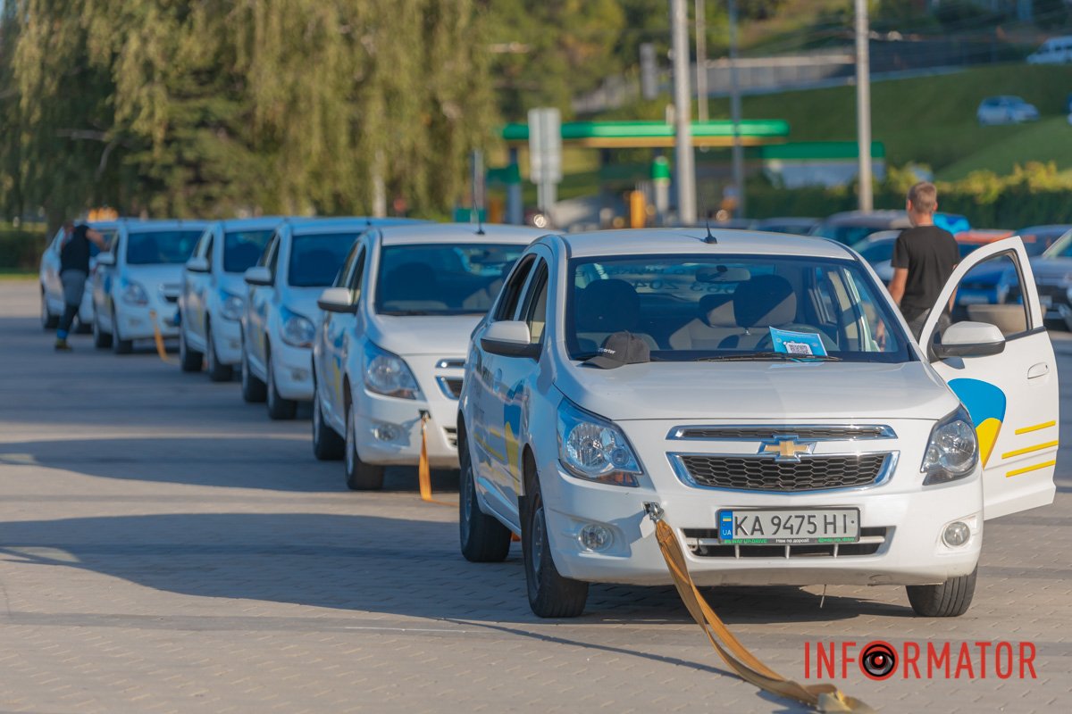 Атлет зубами протягнув шість автівок 