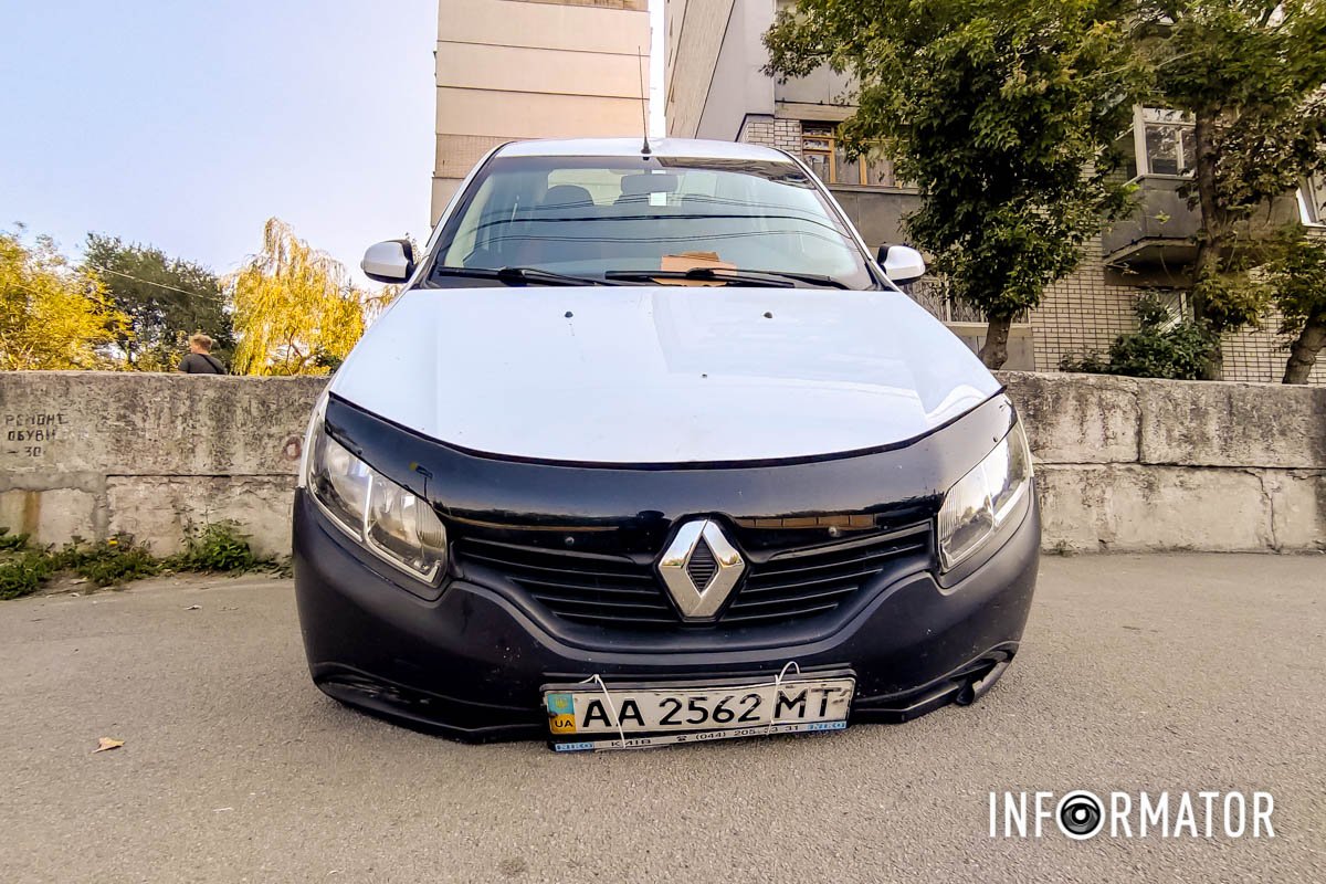 Renault взлетел с парапета