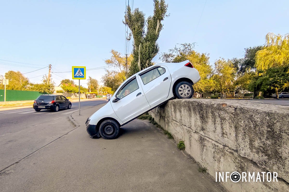 Машина скатилась из парапета