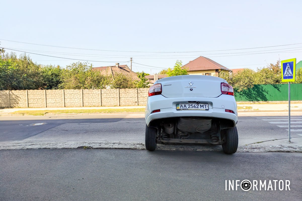 Водитель открывал багажник