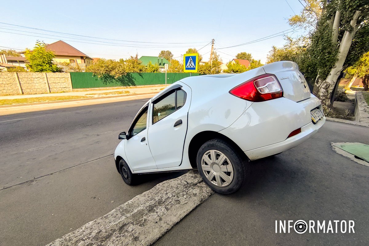 "Зависший" автомобиль вызывает интерес у окружающих 