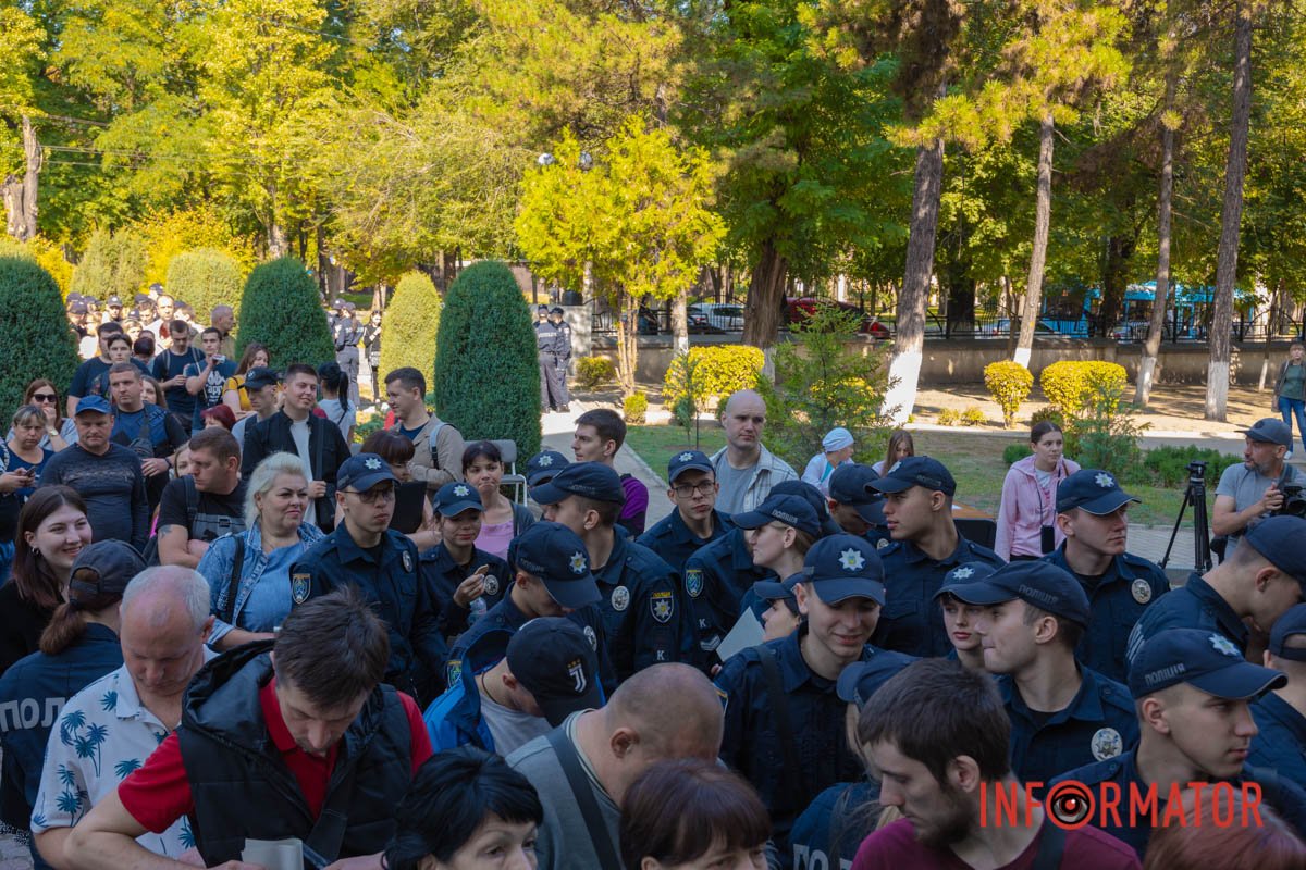 Сьогодні під стінами лікарні гучно