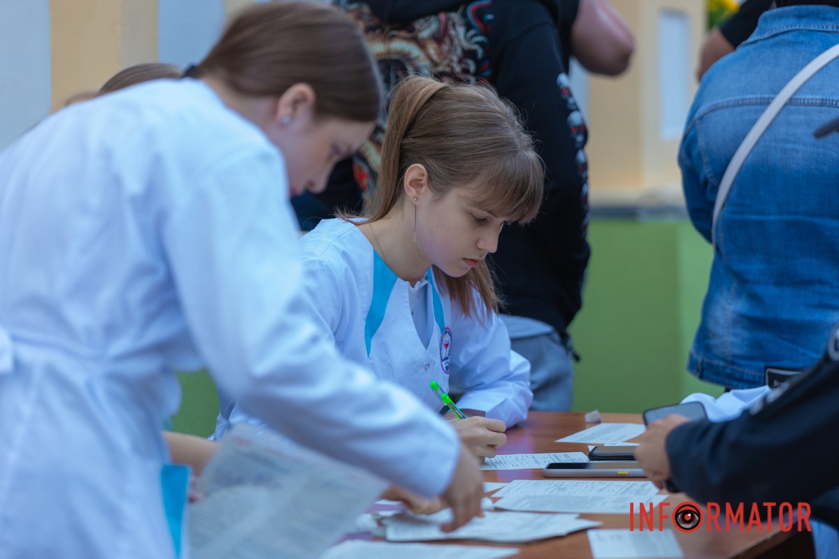 Для організації процесу медсестри реєструють донорів на вулиці
