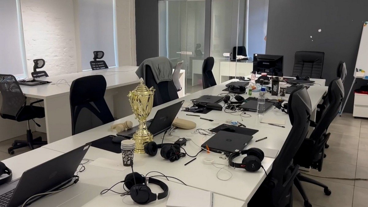 Після того, як люди вводили платіжні дані, інформація ставала відомою фігурантам