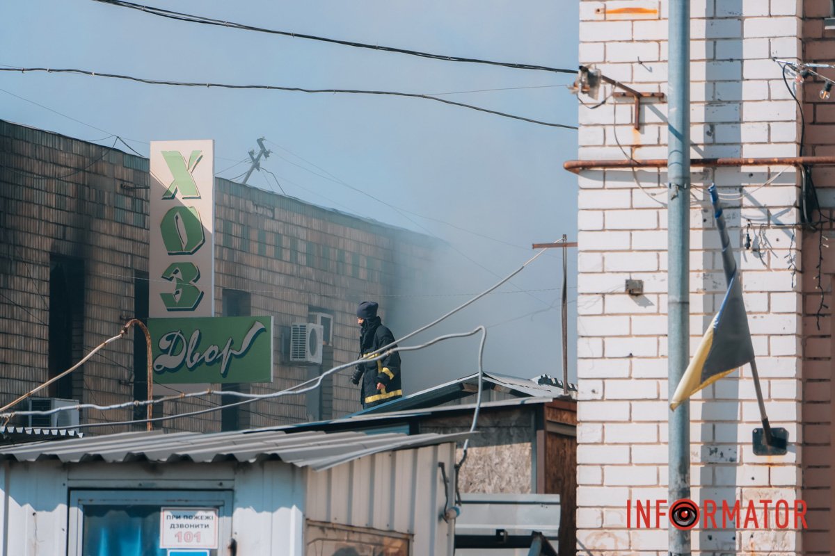 Рятувальники, поліція та евакуація людей: що відбувається на "Озерці" у Дніпрі 3