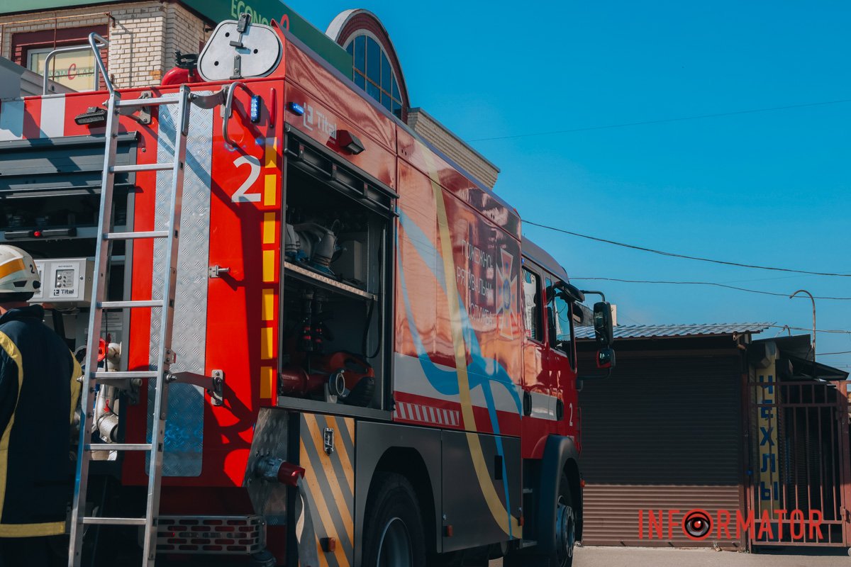 Рятувальники, поліція та евакуація людей: що відбувається на "Озерці" у Дніпрі 6