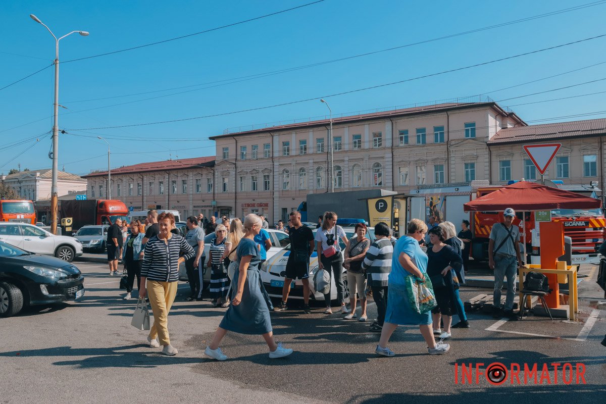 Рятувальники, поліція та евакуація людей: що відбувається на "Озерці" у Дніпрі 7