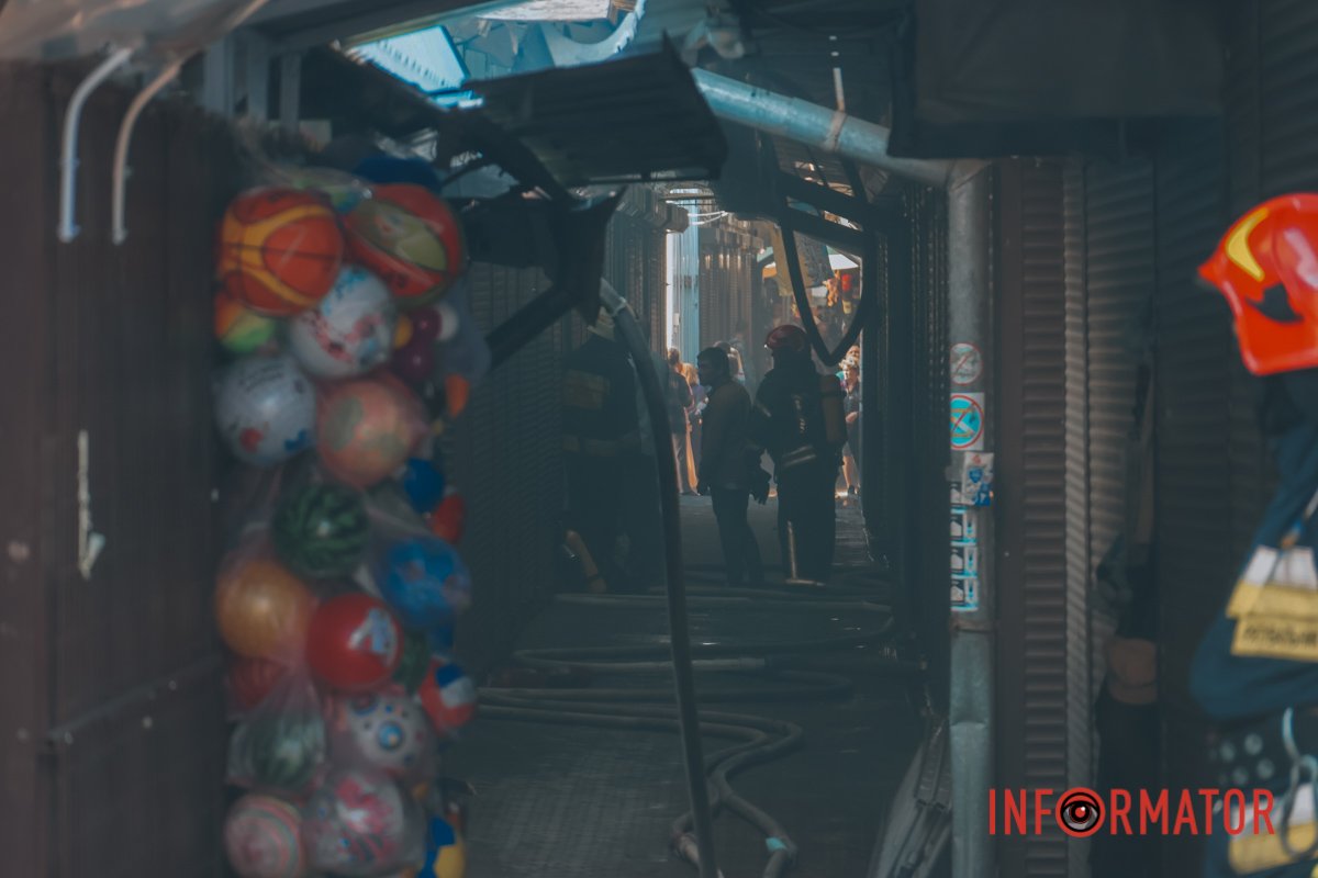 Рятувальники, поліція та евакуація людей: що відбувається на "Озерці" у Дніпрі 14